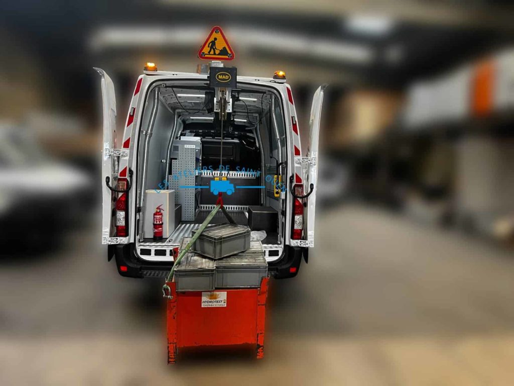 renult master véolia avec bande réfléchissante et gyrophare triangle tri flash et serrure mul t lock et easyload avec rail universel