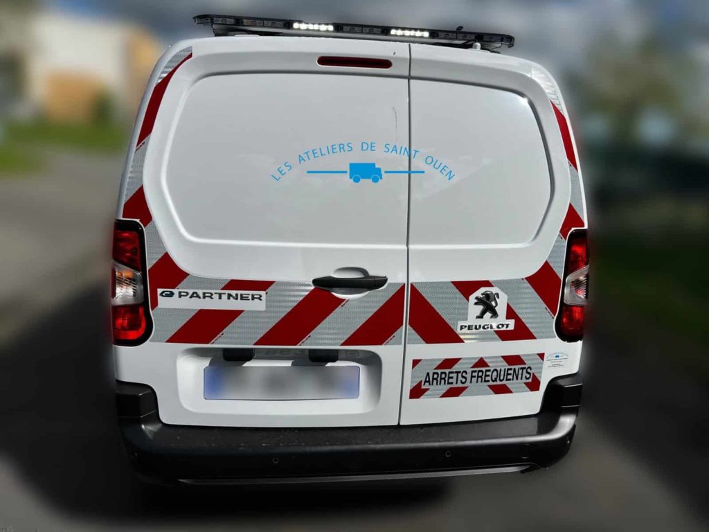 peugeot e-partner rampe à défilement bande réfléchissante et panneau arrêt fréquent