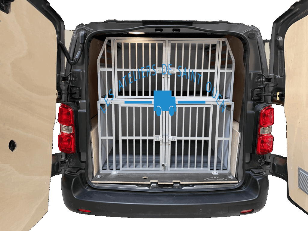 Véhicule équipé pour le transport d'animaux