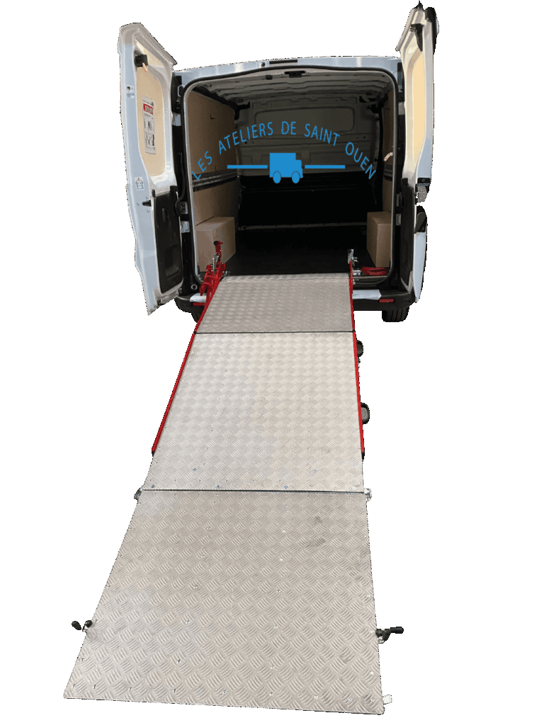 Véhicule aménagé d'une habillage bois avec plancher antidérapant, rails d'arrimage et rampe repliable.