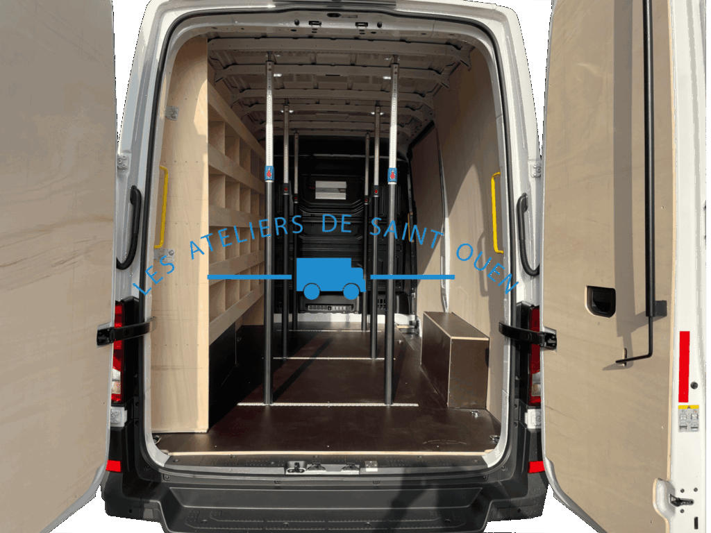 Crafter aménagé d'un habillage bois avec passage de roue et plancher antidérapant. Nous y avons également mis une étagère de rangement et des rails d'arrimage aéroquip avec leurs barres de maintien