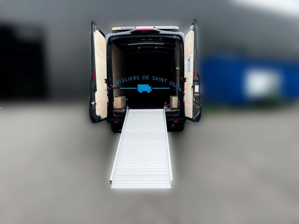 ford e transit avec rampe de chargement repliable déplié