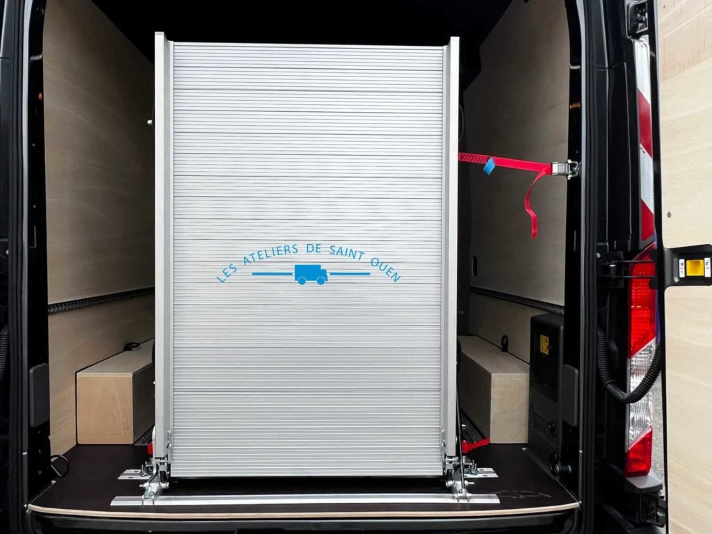 ford e transit avec rampe de chargement repliable