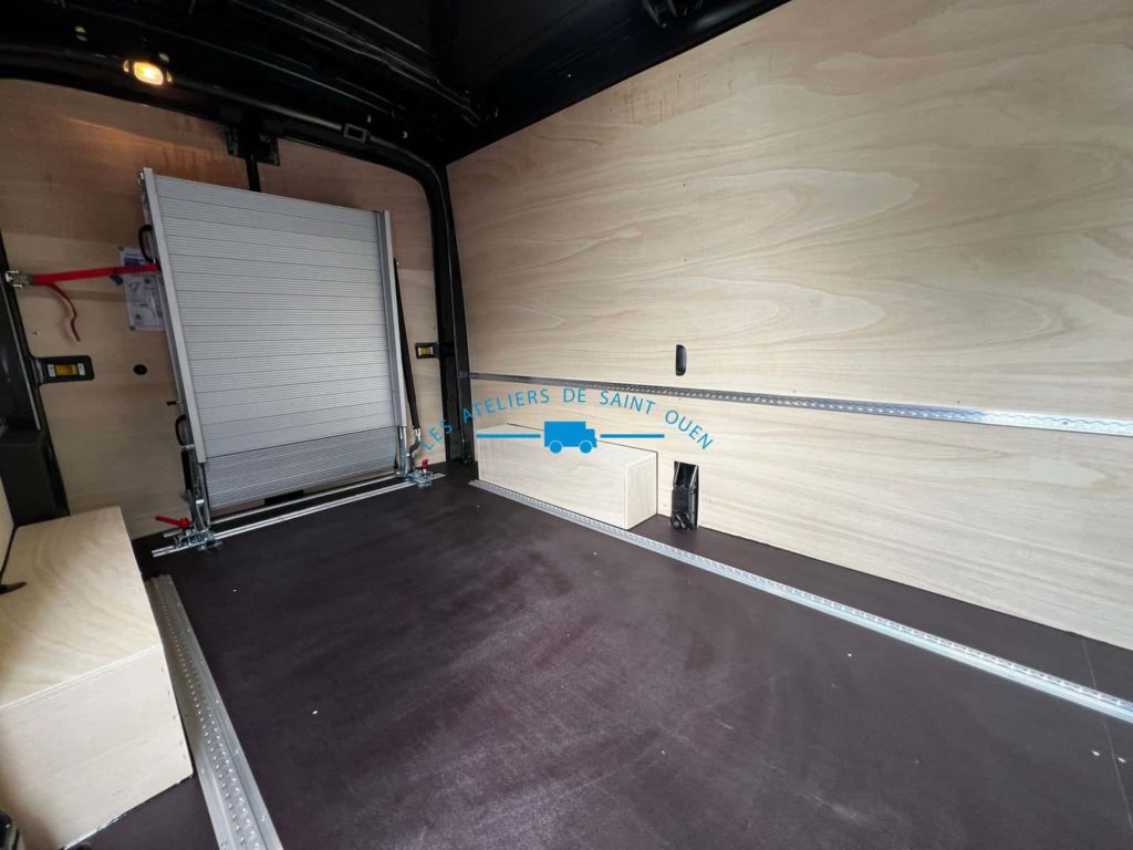 ford e transit avec rampe de chargement repliable arrière avec habillage bois et rail aéro