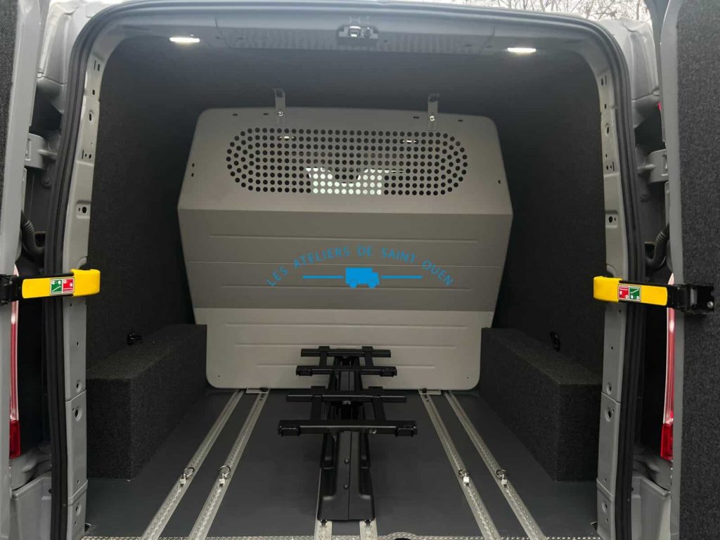 ford transit custom cabine approfondie arrière avec arrêt de charge rail et moquette