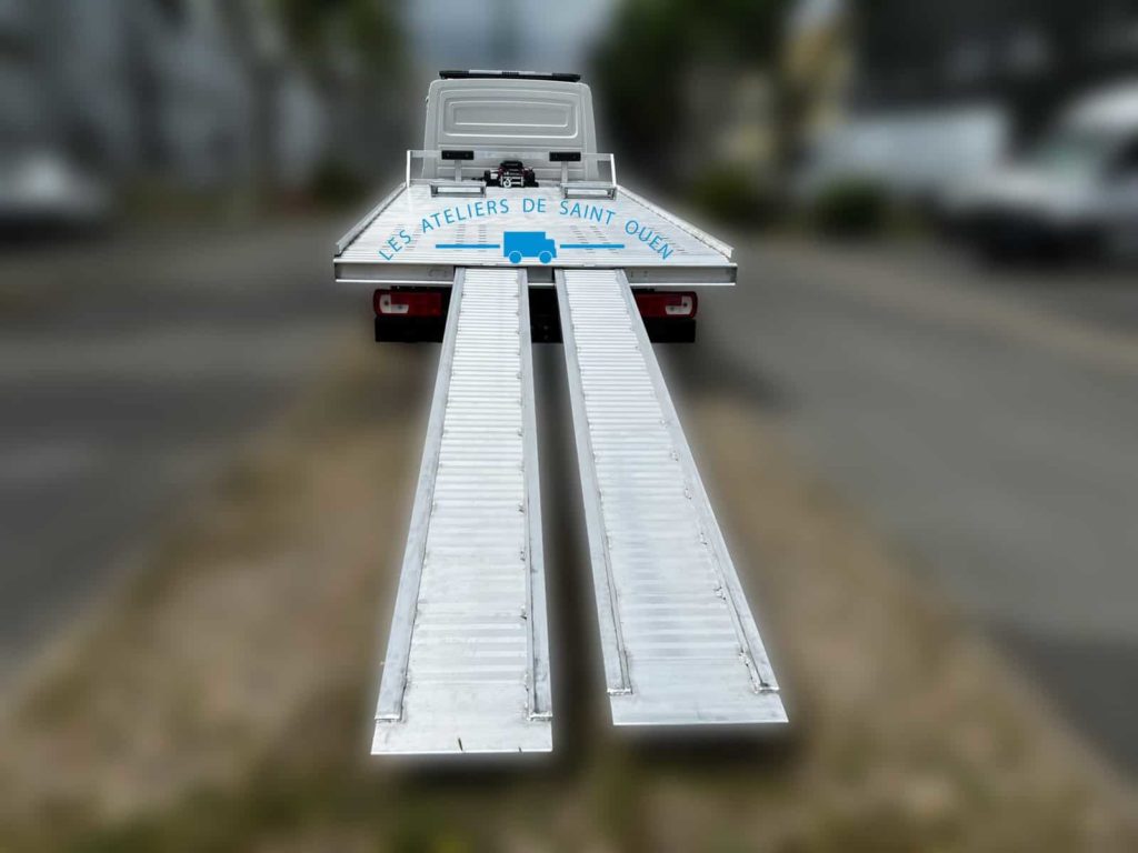 man tge plateua porte voiture avec rampe de chargement intégré sous plateau