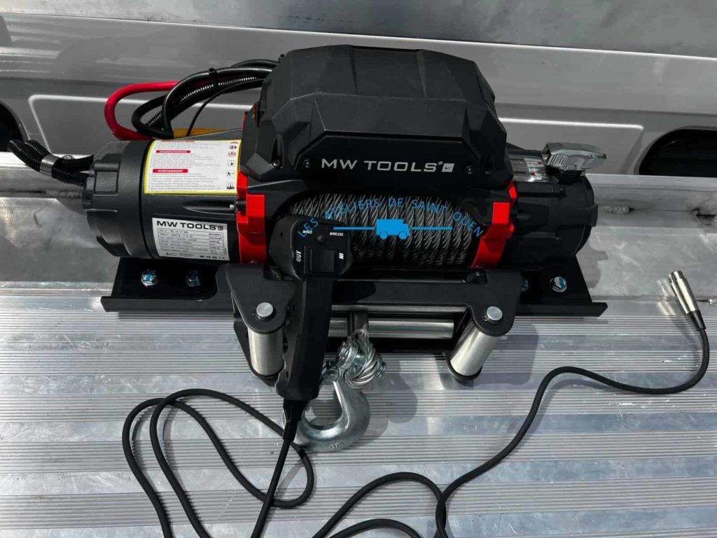 man tge plateau porte voiture avec treuil de chargement