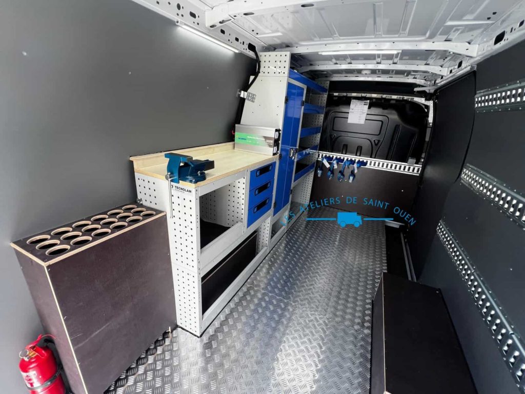 renault master atelier mobile habillage polypro avec étagère métallique convertisseur énergie et rail universel