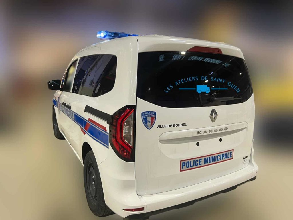 renault kangoo police municipale avec gyrophare bande réfléchissante vitre arrière teinté