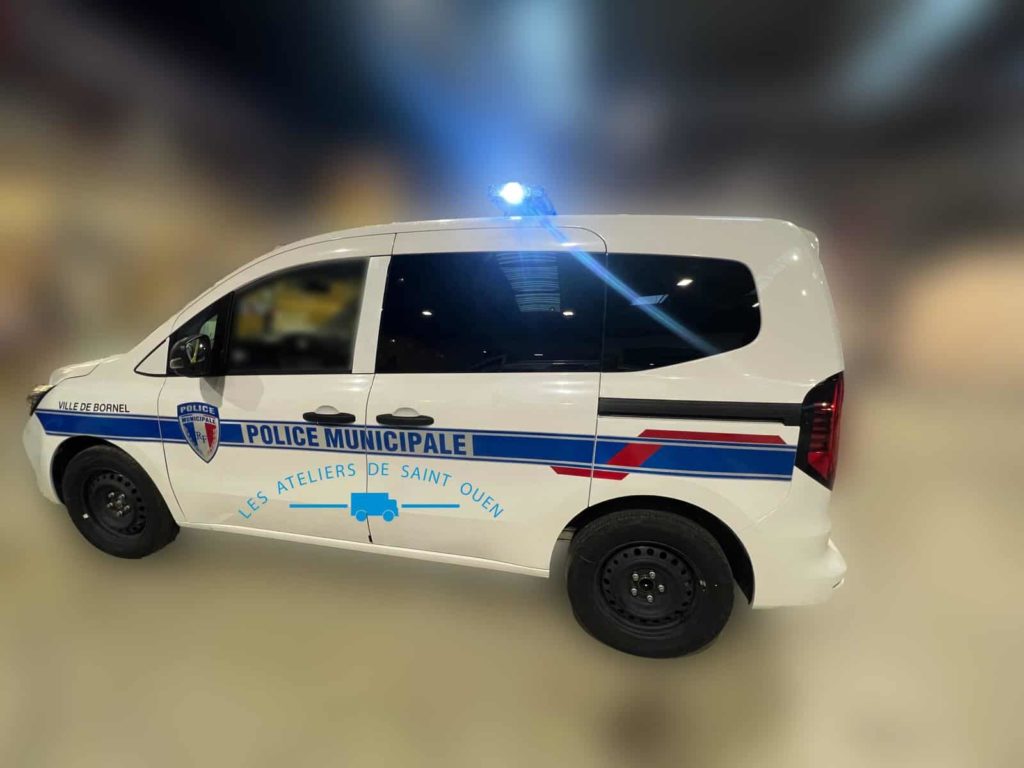 renault kangoo police municipale avec gyrophare bande réfléchissante vitre droite teinté