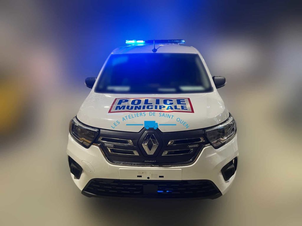 renault kangoo police municipale avec bande réfléchissante rampe lumineuse et gyrophare