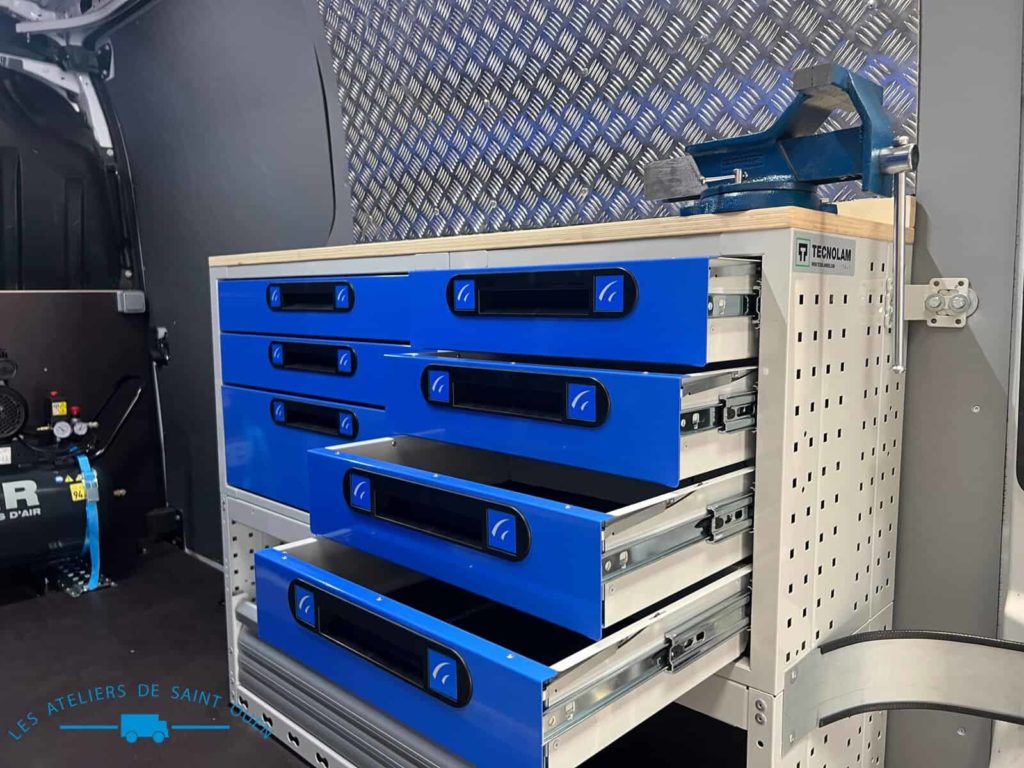 renault master atelier mobile avec étagère métallique tiroir ouvert-plan de travail etau et protection alu