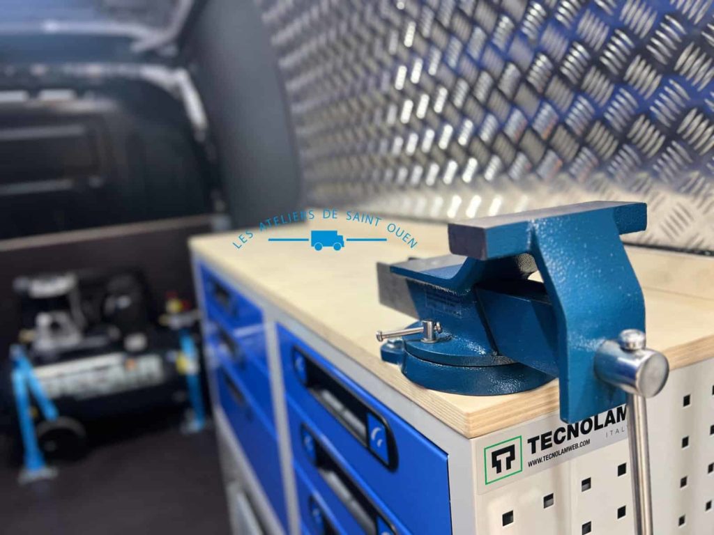 étagère métallique avec plan de travail et étau