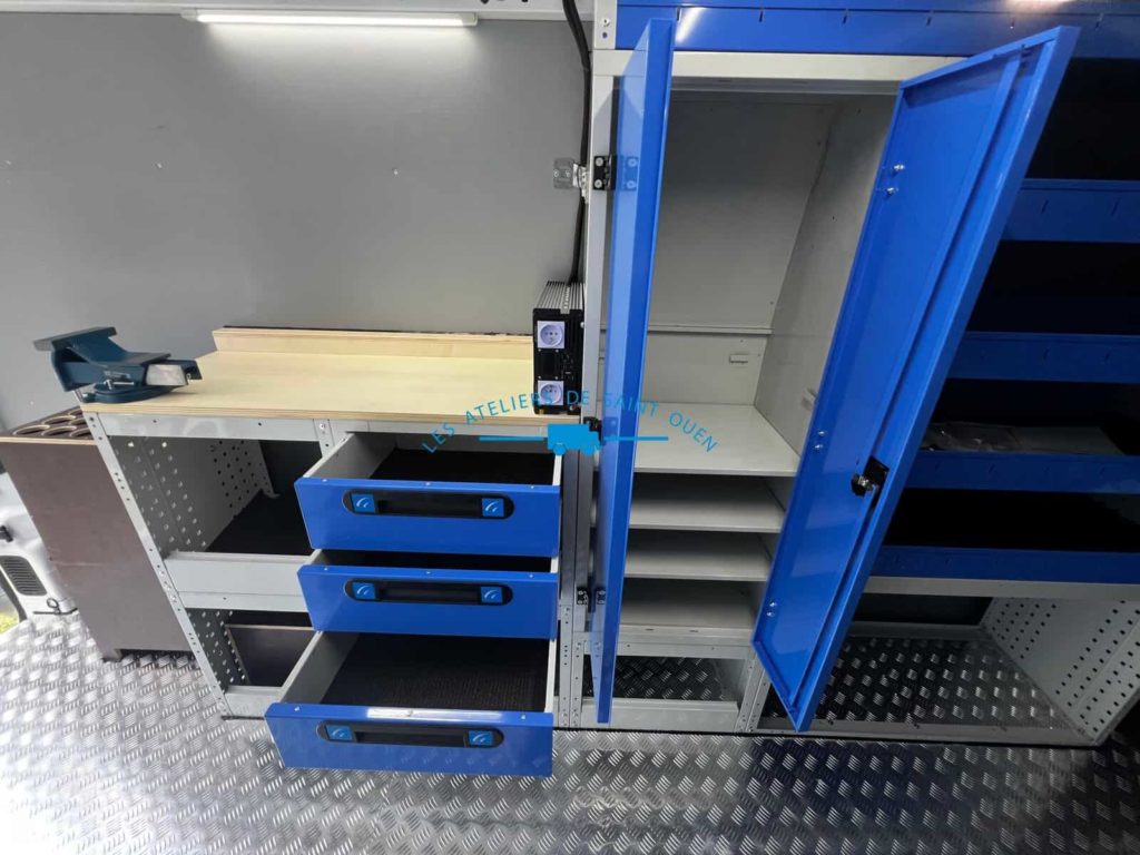 renault master Veolia véhicule atelier mobile étagère matelique avec porte et tiroir, étau lumière et convertisseur