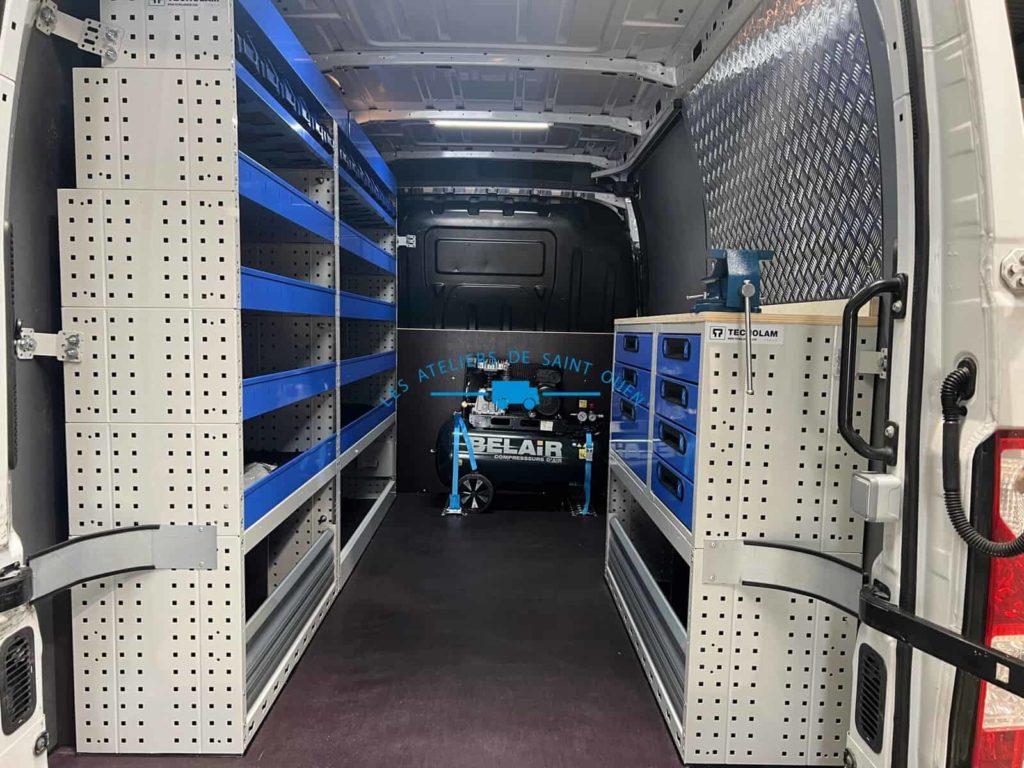 renault master avec étagère métallique habillage polypropylène et compresseur d'air