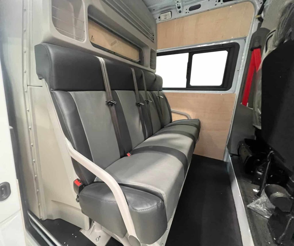 renault master avec habillage bois cabine approfondie 4 places et cloison de séparation