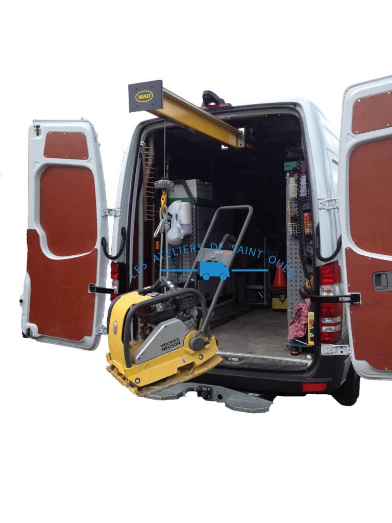 Aménagement véhicule utilitaire easy load port de charge et manutention avec aménagement en action