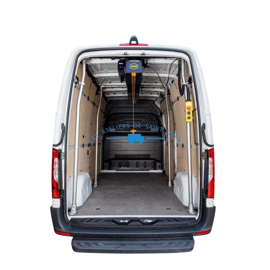 Aménagement véhicule utilitaire easy load port de charge et manutention ranger a au milieu rentrer avec télécommande a droite