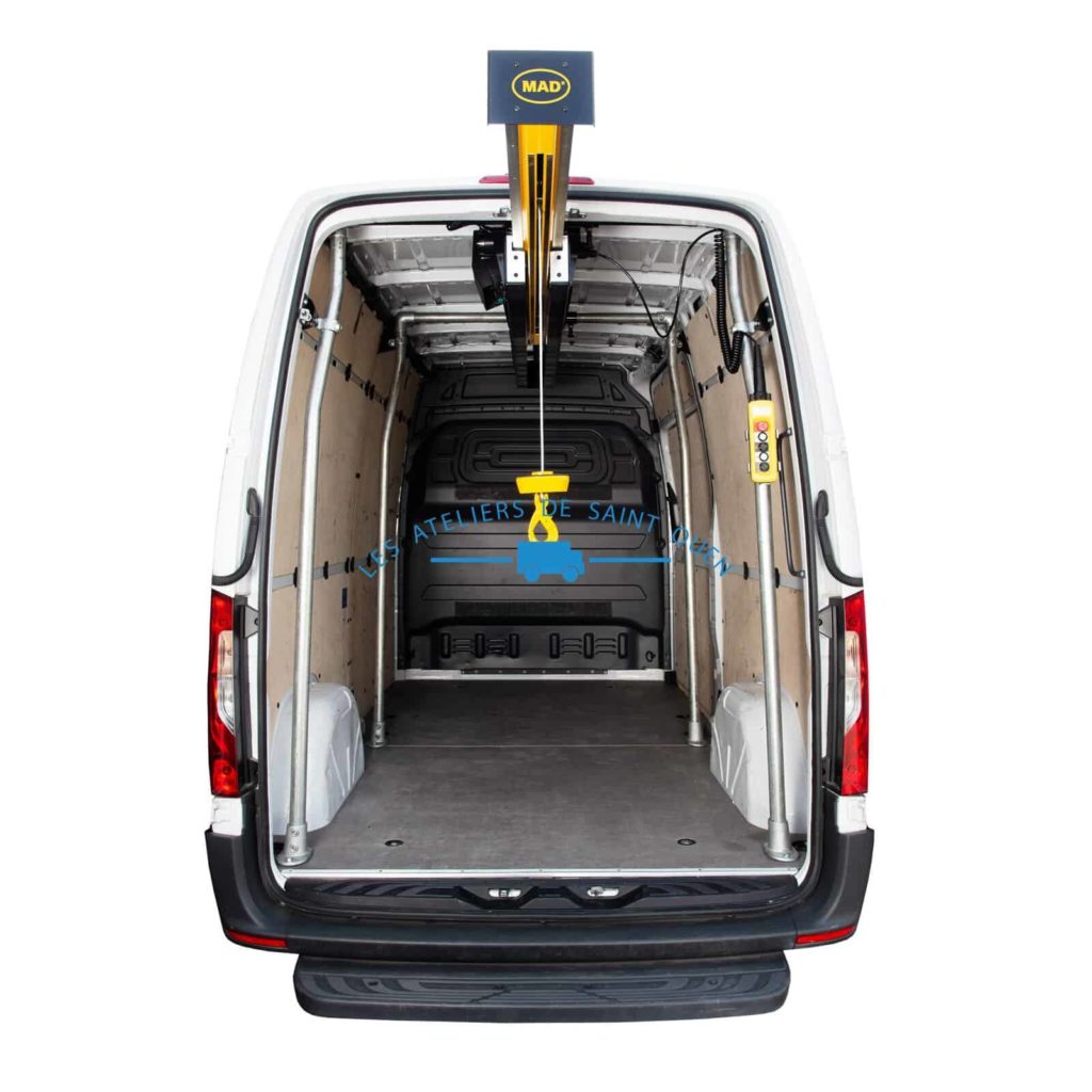 Aménagement véhicule utilitaire easy load port de charge et manutention ranger a au milieu sortit avec télécommande a droite