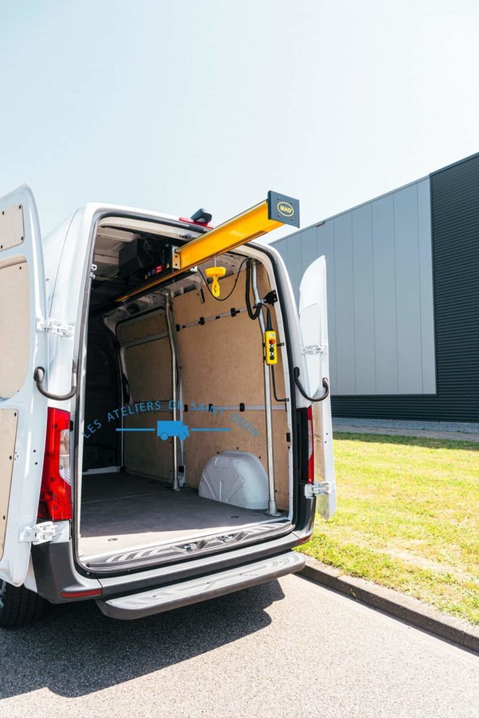 Aménagement véhicule utilitaire easy load port de charge et manutention millieu sortit zoom vue de loin