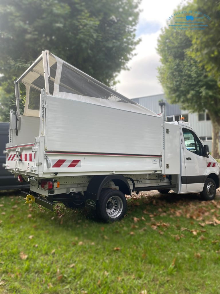 Benne JPM avec bandes réfléchissantes équipé d'un toit relevable