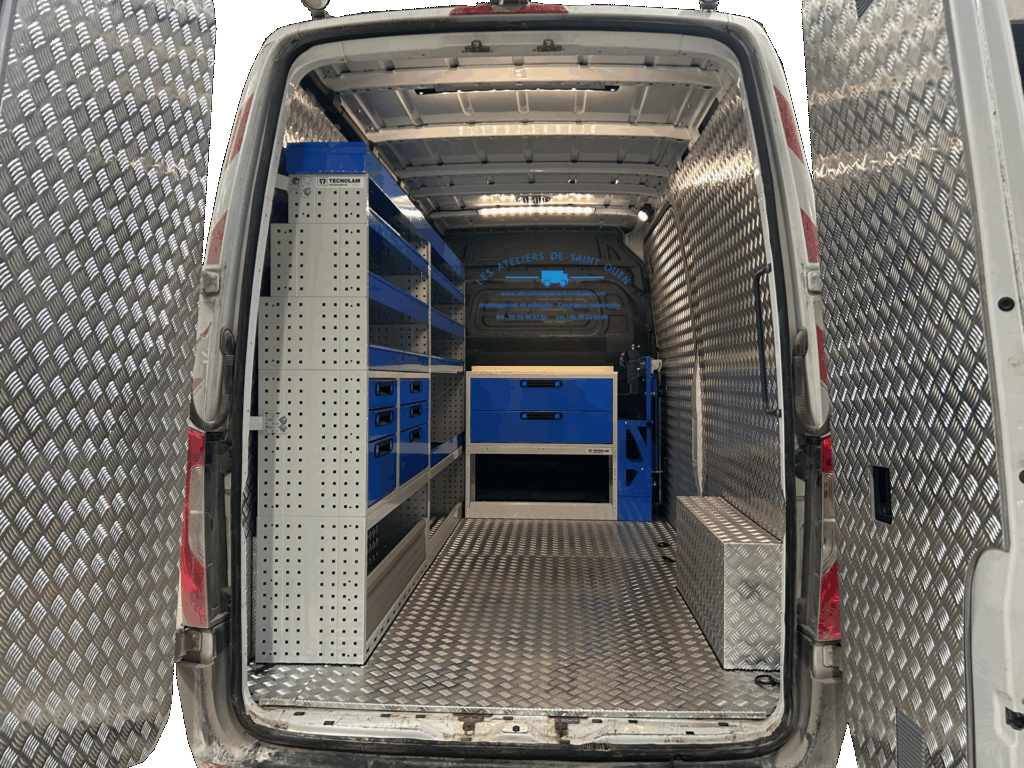 Fourgon aménagé avec recouvrement aluminium et mobilier métallique