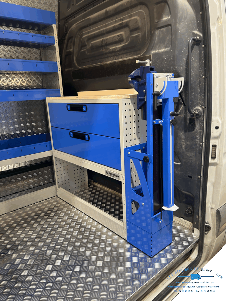 Fourgon aménagé avec recouvrement aluminium et mobilier métallique
