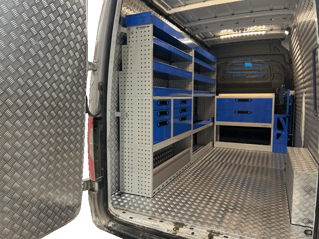 Fourgon aménagé avec recouvrement aluminium et mobilier métallique