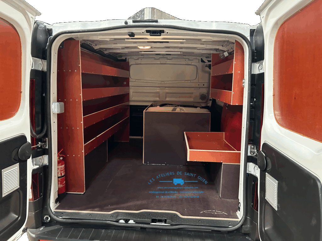 Véhicule ravitailleur avec aménagement bois en cp filmé brun claire sur mesure et Cuve GNR