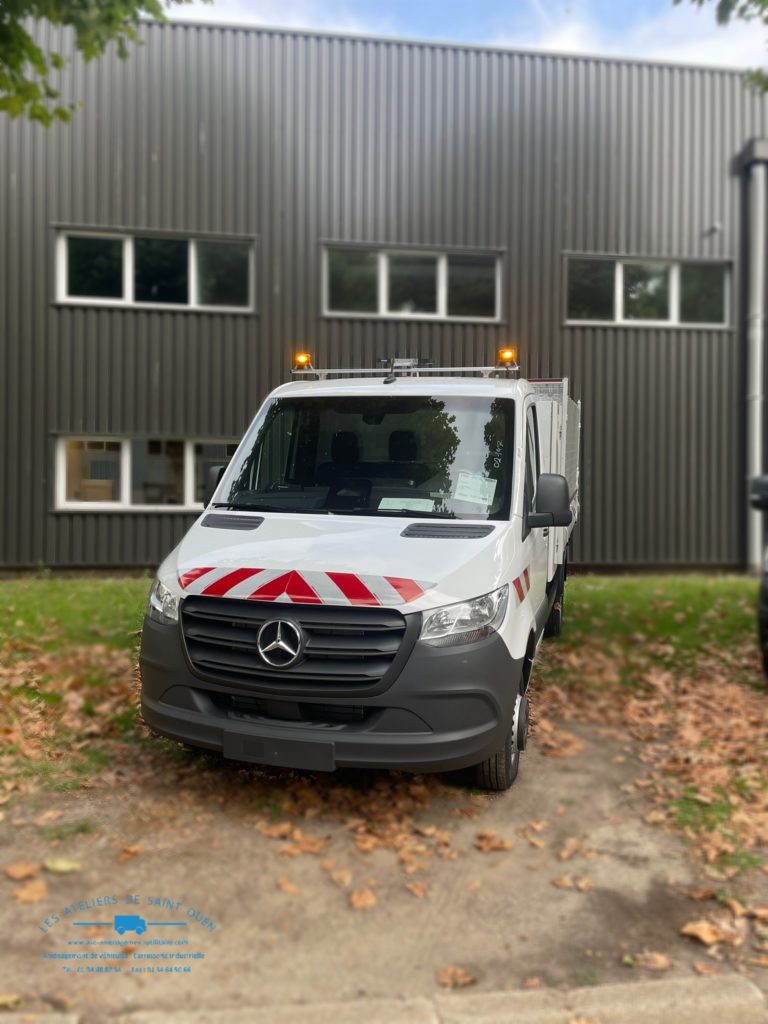 Véhicule équipé de bandes réfléchissantes et barre triflash et gyroleds orange