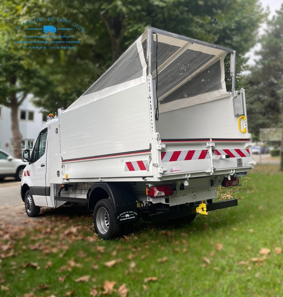 Véhicule équipé d'une benne JPM avec coffre dos cabine, porte arrière universelle, réhausses de ridelles pleines aluminium et toit relevable