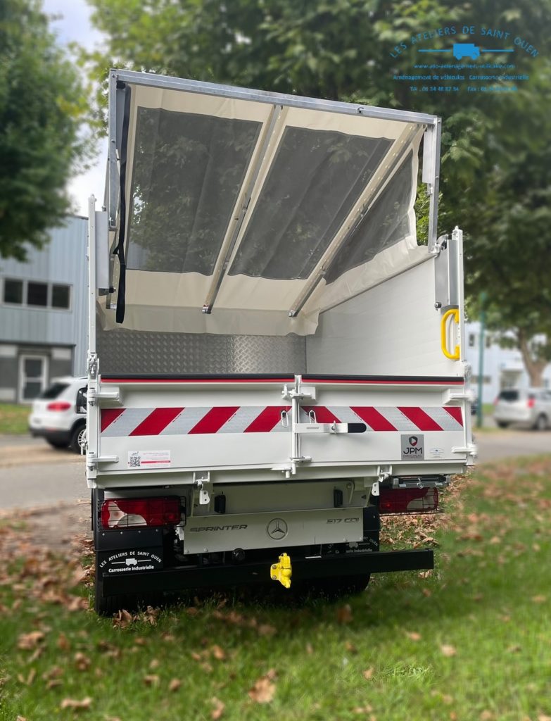 Véhicule équipé d'une benne JPM avec porte arrière universelle, réhausses de ridelles pleines aluminium occultation du porte échelle et toit relevable