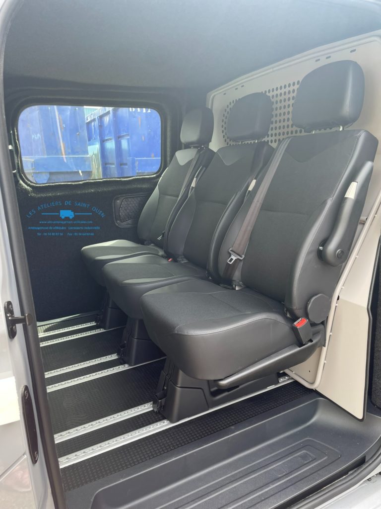 Nouveau custom aménagé d'une cabine approfondie démontable