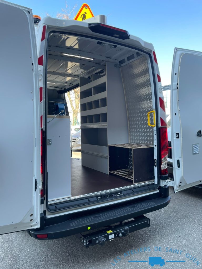 Aménagement sur mesure en cp filmé gris et plancher antidérapant