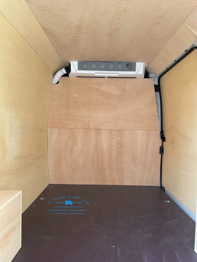 Boxer avec habillage bois complet, plancher antidérapant et extension de climatisation