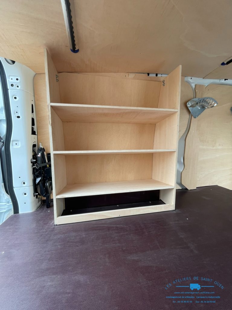 Aménagement sur mesure bois avec étagère inclinée