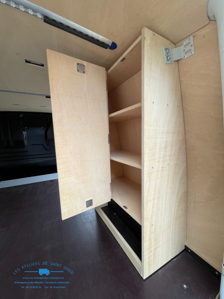 Aménagement sur mesure bois avec étagère à porte battante