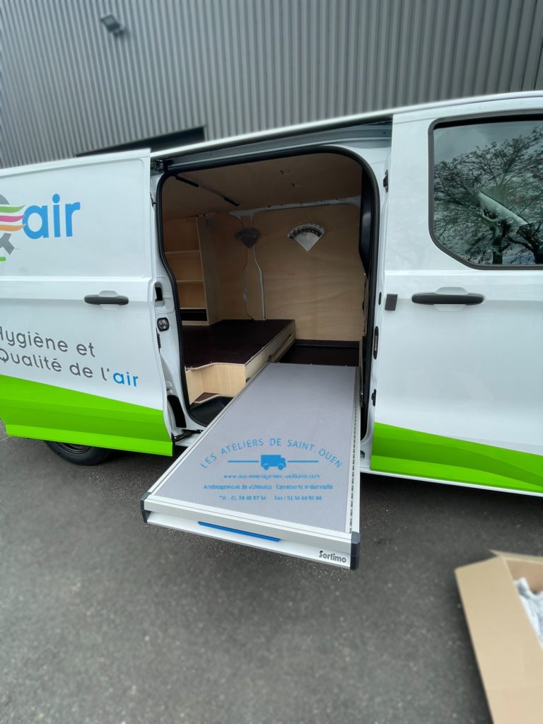 Aménagement sur mesure bois avec double plancher, plateforme coulissante et flocage