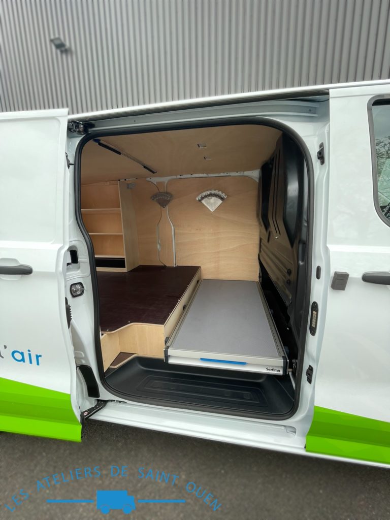 Aménagement sur mesure bois avec double plancher, plateforme coulissante et flocage