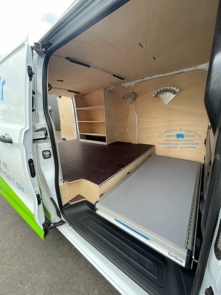 Aménagement sur mesure bois avec double plancher, plateforme coulissante et flocage