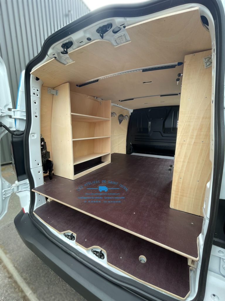 Aménagement sur mesure bois avec double plancher et étagères