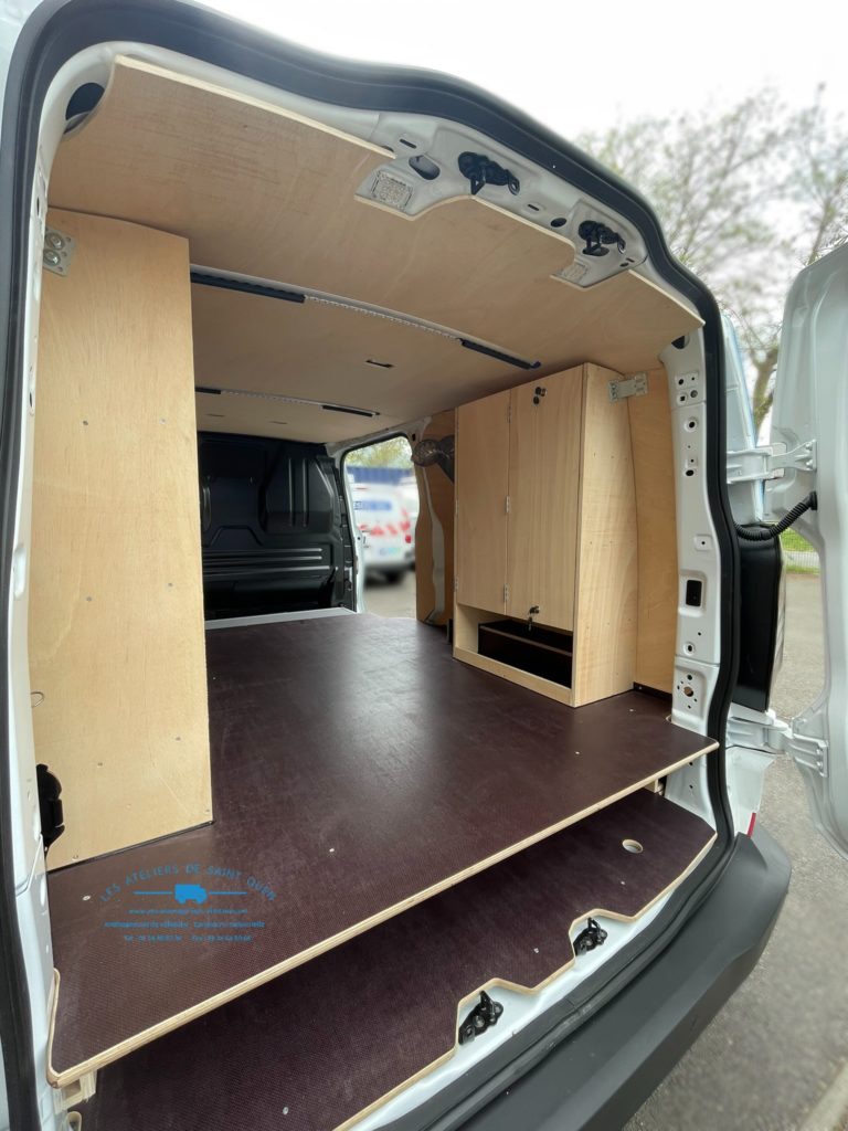 Aménagement sur mesure bois avec double plancher et étagères