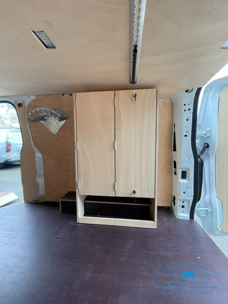 Aménagement sur mesure bois avec étagère à porte battante