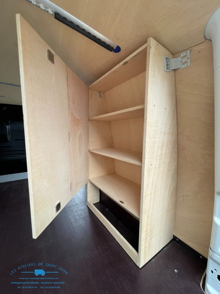Aménagement sur mesure bois avec étagère à porte battante