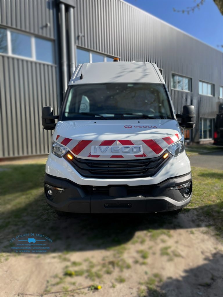 Daily avec flocage, bandes réfléchissantes gyroled et feux flashant