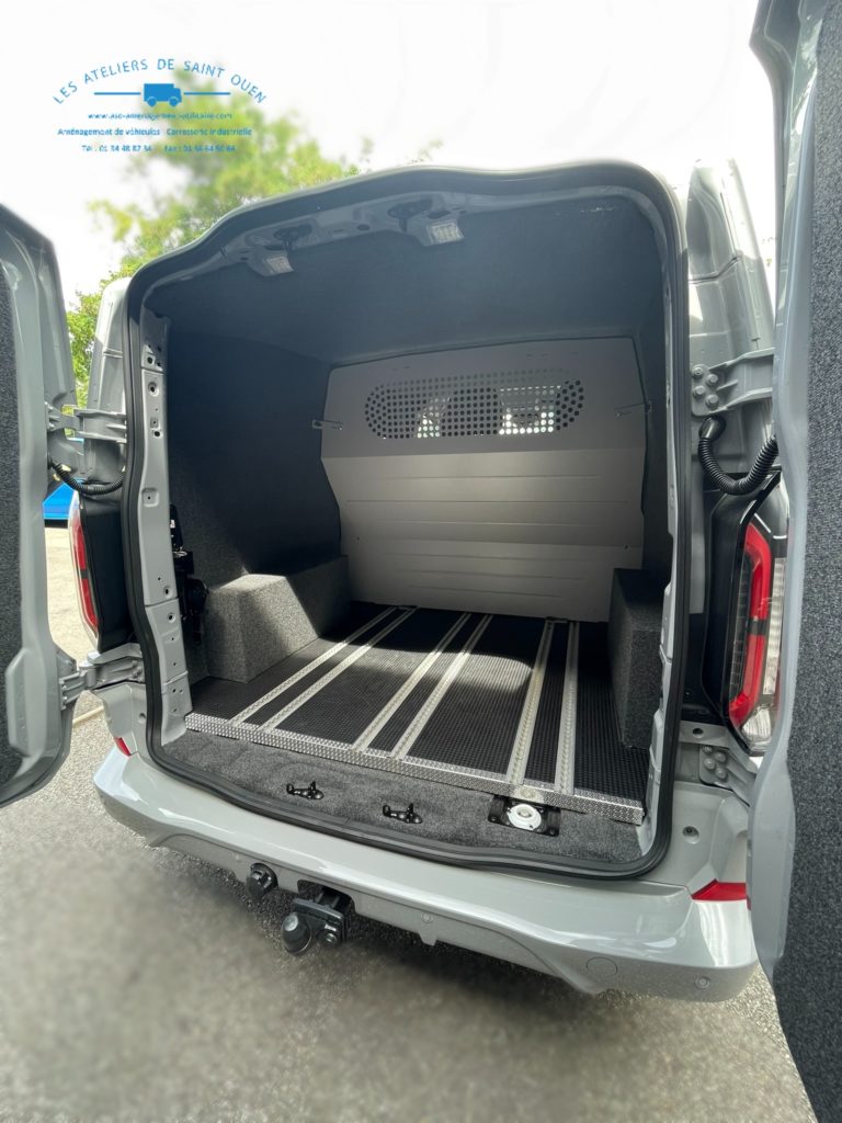 Nouveau custom aménagé d'une cabine approfondie démontable et d'un recouvrement moquette en zone de chargement