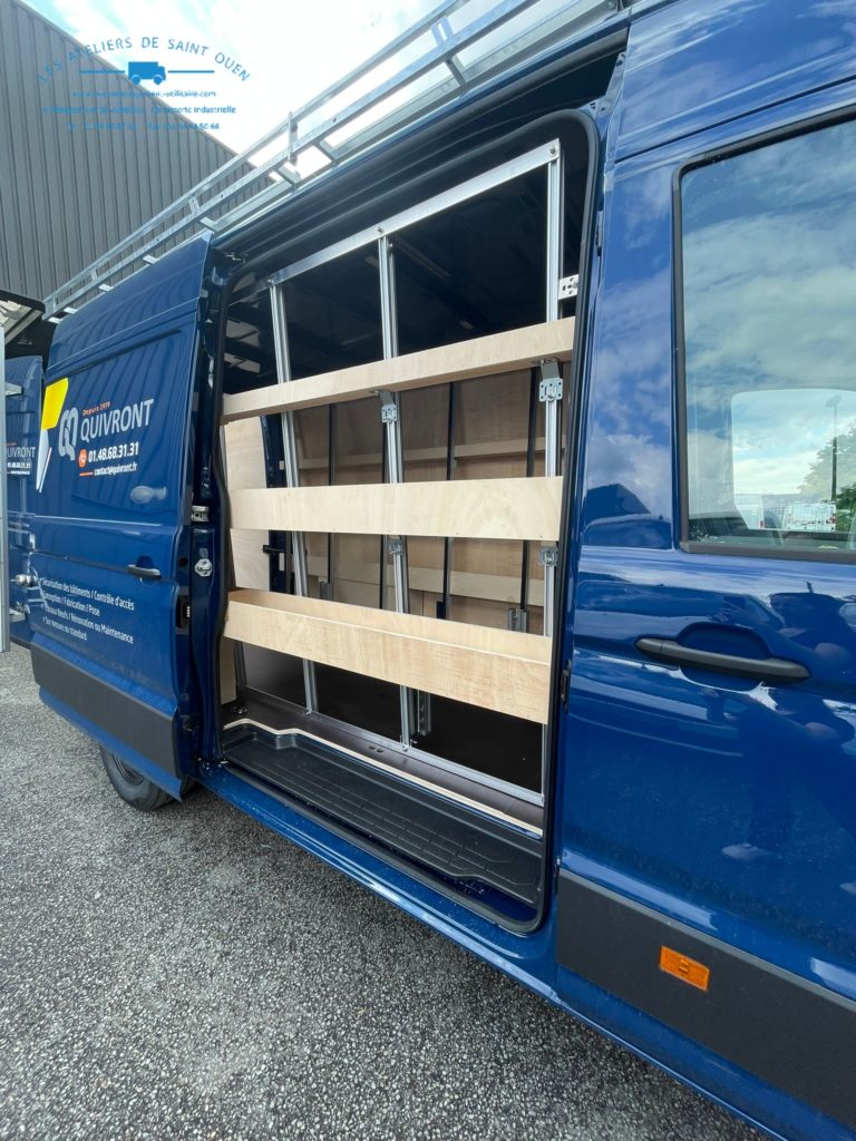Véhicule aménagé sur mesure avec étagère et pupitre intérieur