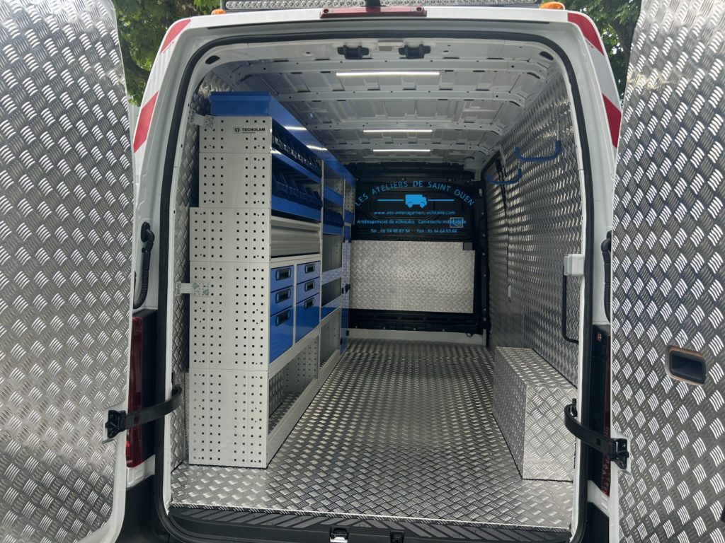 Fourgon aménagé avec recouvrement aluminium et mobilier métallique