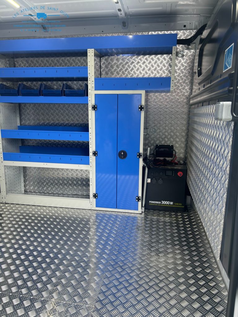 Fourgon aménagé avec recouvrement aluminium power box et mobilier métallique