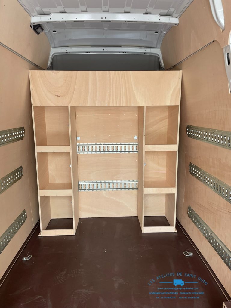 Daily en bois sur mesure avec rails d'arrimage et étagère dos de cloison